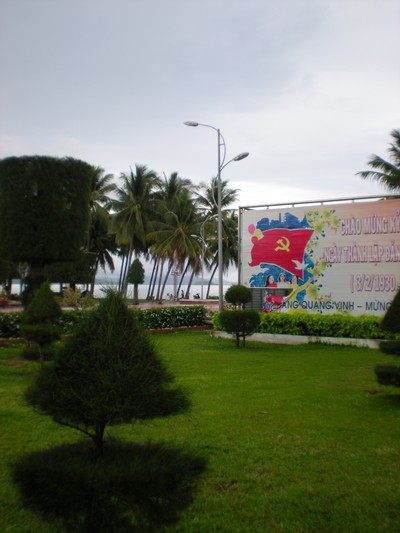 Strandpromenaden i Nha Trang ar utsmyckad med utsokta propagandaskyltar