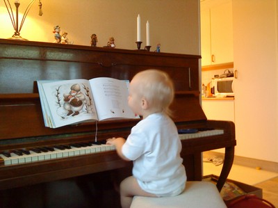 olliver spelar piano