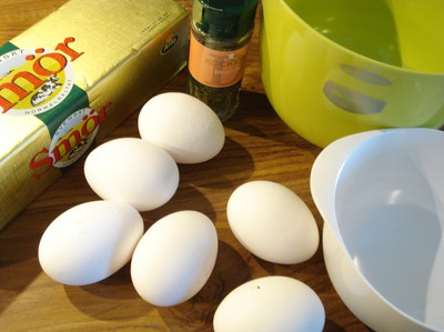 Separera äggulor från vitor.