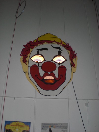 Linda satte igång clownen i cirkuslokalen igår. Scary 