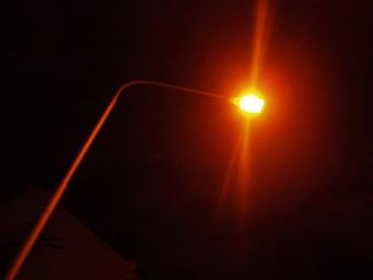 När man cyklar i mörker kan det vara bra om en lampa lyser upp vägen