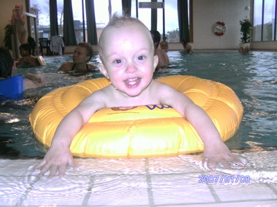 vår söta pojke badar och har roligt :)