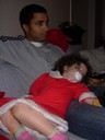 Sjuk liten tjej däckade i pappas knä på julafton!
