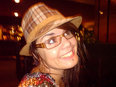 en käll på pubben med lånad hatt och glasögon