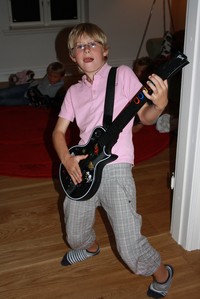 Nils spelar Guitar Hero