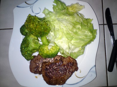 Ryggbiff sallad och broccoli