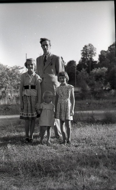 På den här bilden syns min mamma längst till vänster med sina två systrar och sin pappa (min morfar)