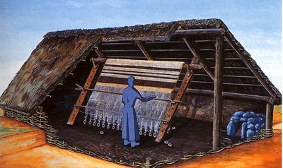 Illustration av grophus med stående vävstol från http://www.mittelalter-zentrum.eu/?q=node/174