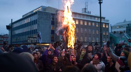 Uppretade islänningar protesterar