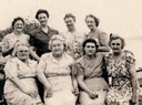 Systrarna Finstrom samlade. Bakre raden från vänster: Selma, Esther,  Mary och Alice. Främre raden: Carrie, Nellie, Elma och Emma. Bilden  tagen runt 1965