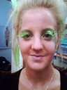 Jenny    Gjorde lösögonfransar utav de gröna fjädrarna jag även hade i håret.    
