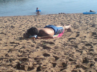 ibbe somnade på stranden