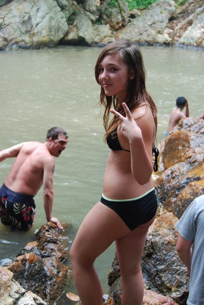 Felicia badar i vattenfallet