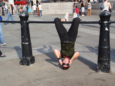 Brukar alltid försöka hitta nånstans att hänga upp och ner, här på Trafalgar Square i London=)