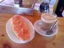 Frukosten, baguette med tomatröra och olivolja. Kaffe med skummad mjölk!  Supergott!