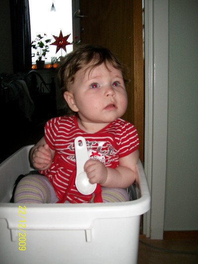 mammas duktiga tjej sitter i tvättkorgen :) men var lugn, vad rentvätt i den.