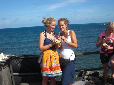 Jag och Fredrica på stadsrundturen drickandes ur nyskuren kokosnöt. 