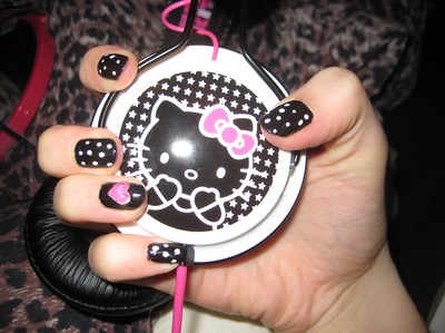 Hello Kitty naglar - Höger hand. Hjärtan på ringfingret är ett klistermärke. =3
