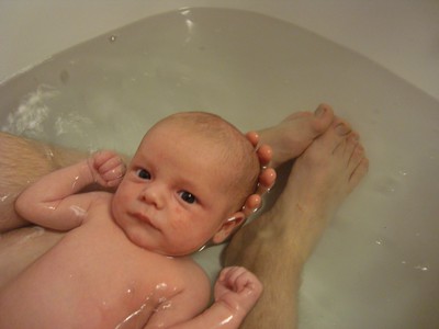 Så här nöjd är Vincent när han får bada tillsammans med sin pappa