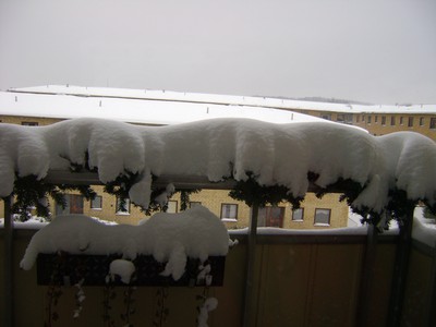 Vår balkong efter helgens snöande