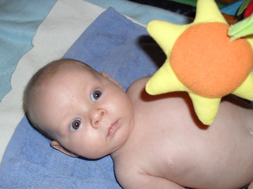 Här ligger kasper i sitt Babygym och tittar på sin favorit sol.