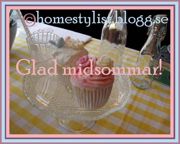 Cup cakes on a cookie tray of glass. Muffins på ett kakfat av glas. Allt från Spånga bosättning. Copyright homestylist.blogg.se
