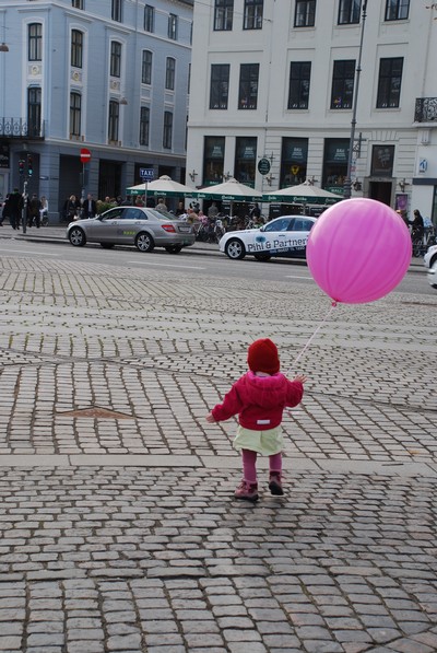 söt liten flicka med stor rosa ballong i köpenhamn