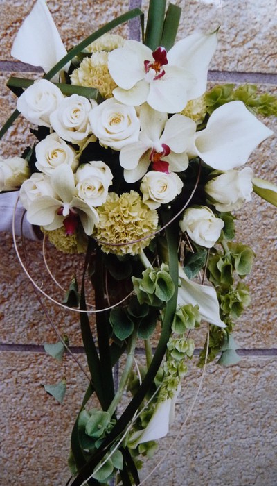 En going med vita rosor, orkide, nejlika mm
