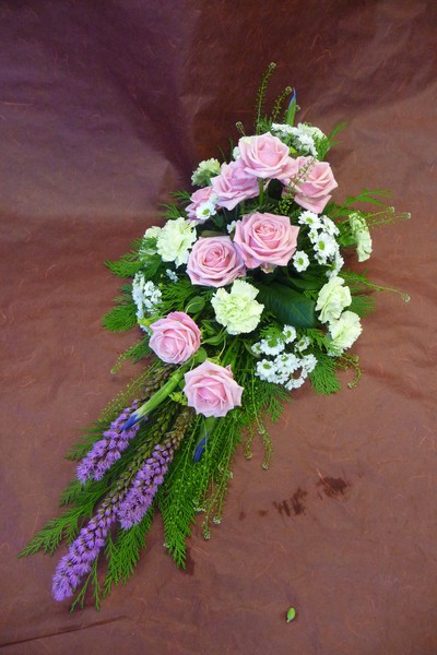Här är med rosa rosor, liatris, iris, nejlikor, santini mm