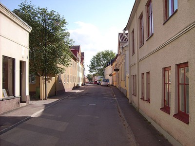 Hus i bruk vid Follingegatan i Skänninge, men under dessa finns dekonstruktioner av äldre byggnadsskeden vid samma gata.