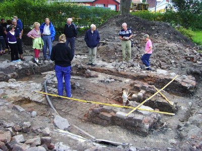 Arkeologidagen i Lödöse, den 31 augusti 2008. Lämningarna efter det tredje kända tegelbruket från medeltiden i Lödöse, visas upp för allmänheten.