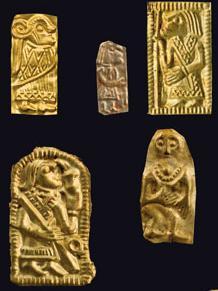 Några få av de nästan 2500 guldgubbar som har hittats på järnålderboplatsen Sorte Muld på Bornholm och vilka dateras till 500-600-talet e Kr. Denna omarbetade bild har ursprungligen skapats av Martin Stoltze.
