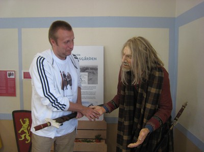 Harri Blomberg träffar den norske kungen Magnus III Barfot under arkeologidagen i Ytterby Folkets hus 20110813.