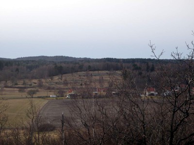 Kungens häll med gravfält och hallbyggnader i Ytterby, våren 2011.