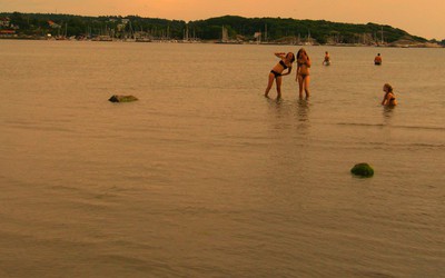 När ja och linn badar i Lisebergs campings sjö! :)