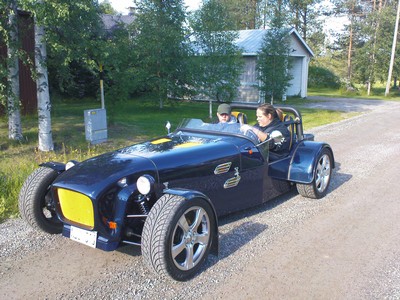 Brorsan och hans tjej i hennes pappas egenbyggda bil, Lotus Super 7!