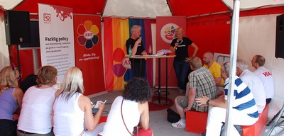 Här ser vi när jag och Ann pratar på Stockholm Pride