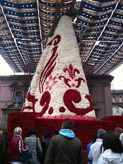 en gigantisk jungfru Maria-staty helt täckt av rosor. Ganska imponerande.