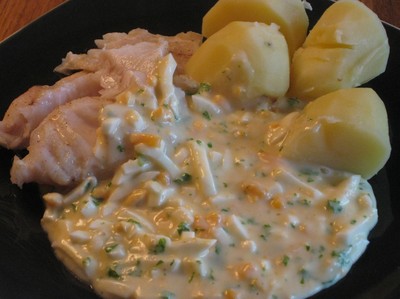 Béchamelsåsen är basen i äggsås med pepparrot, som är gott till kokt torsk.