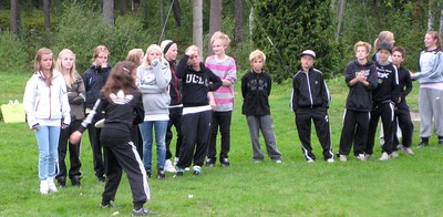 7E spelar Frisbeebrännboll mot föräldrarna. Ungdomarna kämpade tappert, men förgäves.