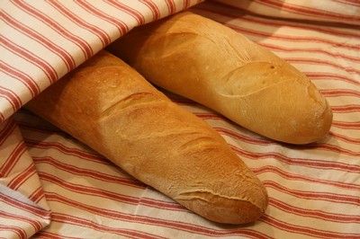 Färskbakat vitt bröd förgyller alla måltider.