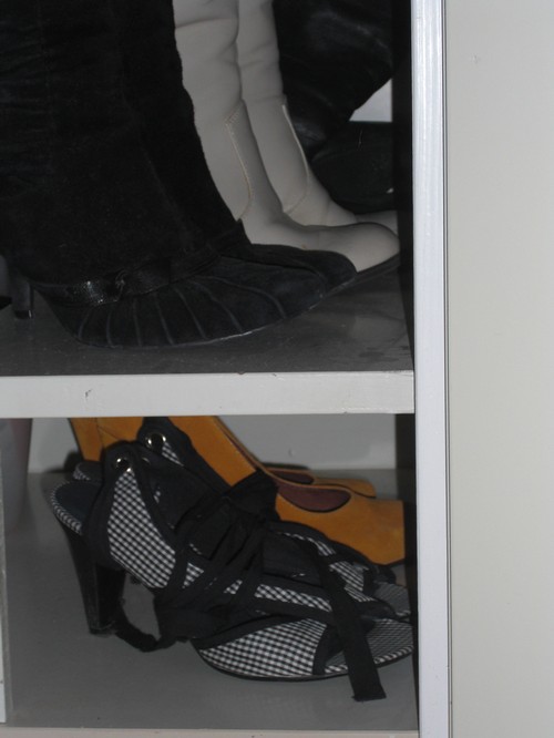Ännu mer skor, den här gången i garderoben... jag älskar skor. Om de är snygga vill säga.