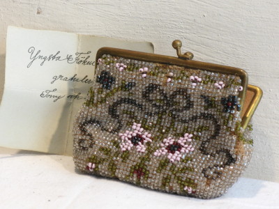 Purse with pearls