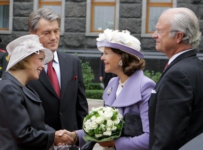 Välkomstceremonin vid Presidentpalatset. Från vänster syns det ungerska presidentparet Viktor och Kateryna Justjenko. Till höger Kungaparet.  Foto: Reuters