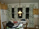 Köket med gardiner på plats och gamla bordet och stolarna