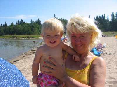 Mormor och Nelly vid sandbankarna