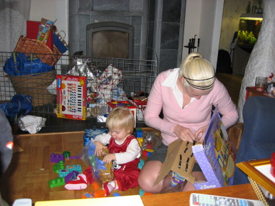 Nelly och stina leker med julklappar