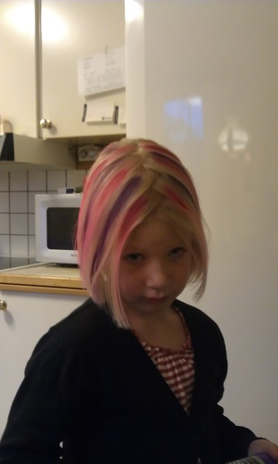 Hon var så stolt över att hon hade fått rosa och lila slingor i håret, när hon hade varit hos frisören! (y)