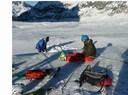 För att testa snöbryggan över glaciärsprickan säkert så använde vi inte mindre än 4 iskruvar, 30m rep och några slingor. Men efter ett modigt hopp ut på bryggan följt av en del grävande kunde vi konstatera att den var stabil. 