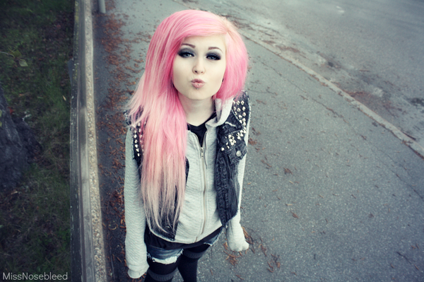 rosa hår pink hair pastel grunge gothic nitar hipster jeans väst puss vertical labret piercing